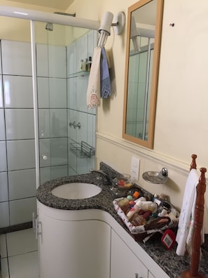 LĂ€genhet | Badrum | Dusch, gratis toalettartiklar och handdukar