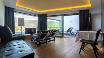 Suite panoramica, vista valle | Biancheria da letto ipoallergenica, minibar, una cassaforte in camera