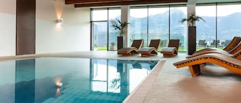 Piscine intérieure, piscine extérieure, chaises longues