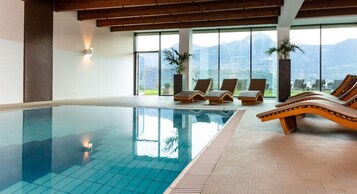 Una piscina techada, una piscina al aire libre