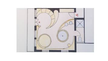 Plano de planta que muestra un área circular central, posiblemente un vestíbulo o espacio común, rodeada de habitaciones con puertas que dan a otras zonas.