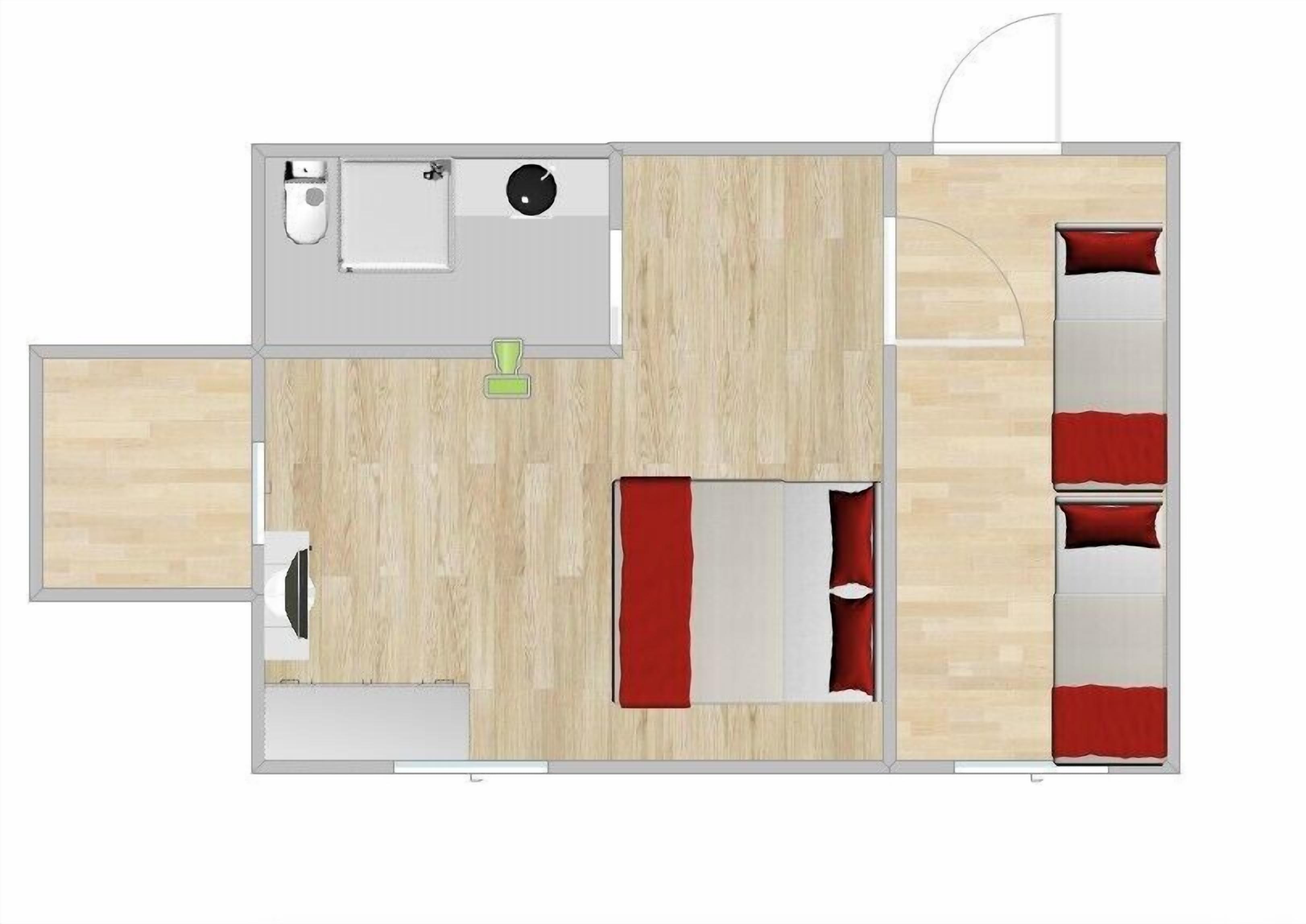 Una habitación con cama, una mesita, una silla y una ventana.