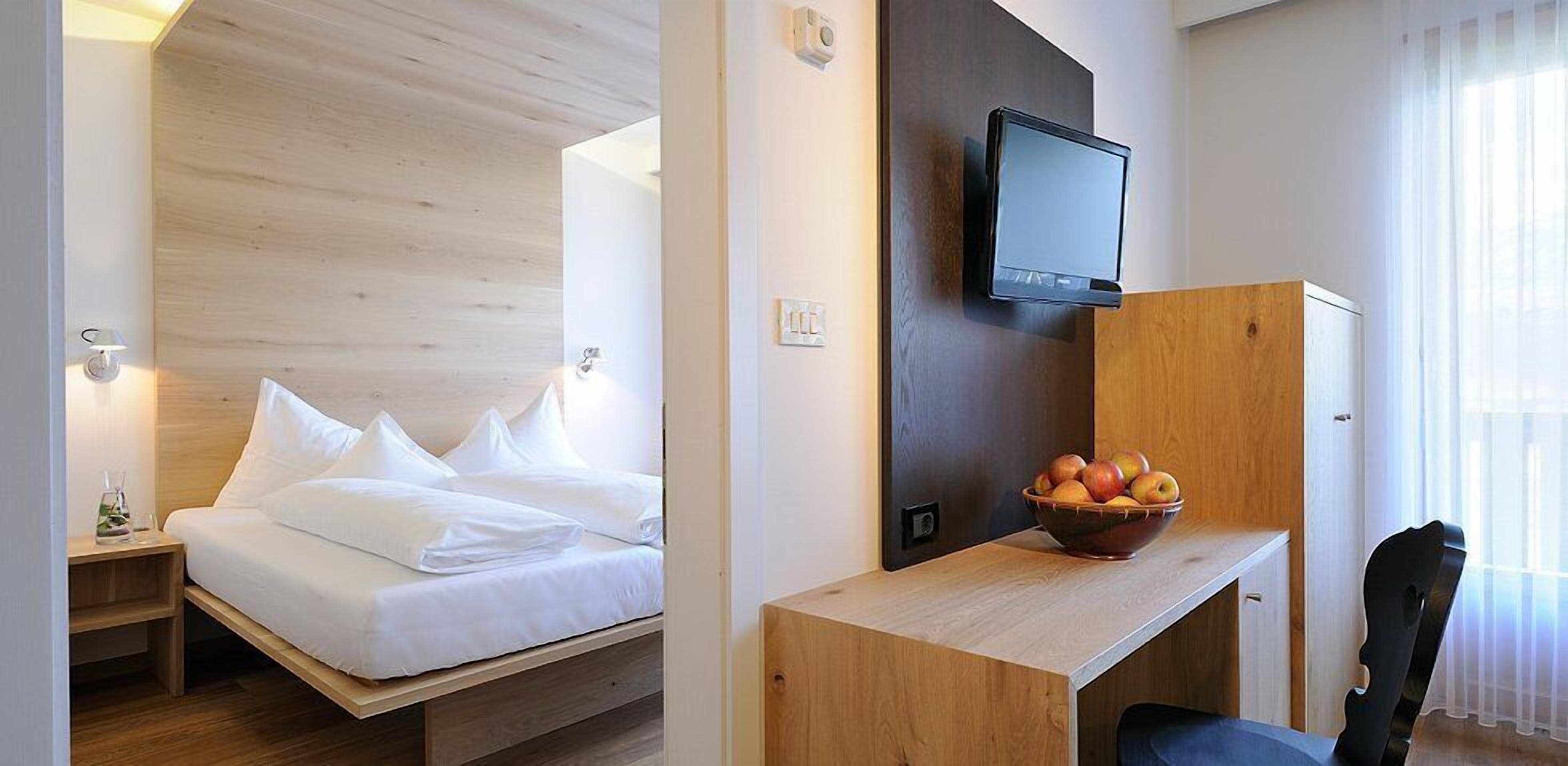 Standard-sviitti, näköala laaksoon (Meranblick) | Oleskelualue | Taulutelevisio, pöytätennispöytä, kirjoja