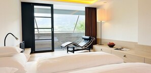 Deluxe Room | 1 bedroom, hypo-allergenic bedding, minibar, in-room safe