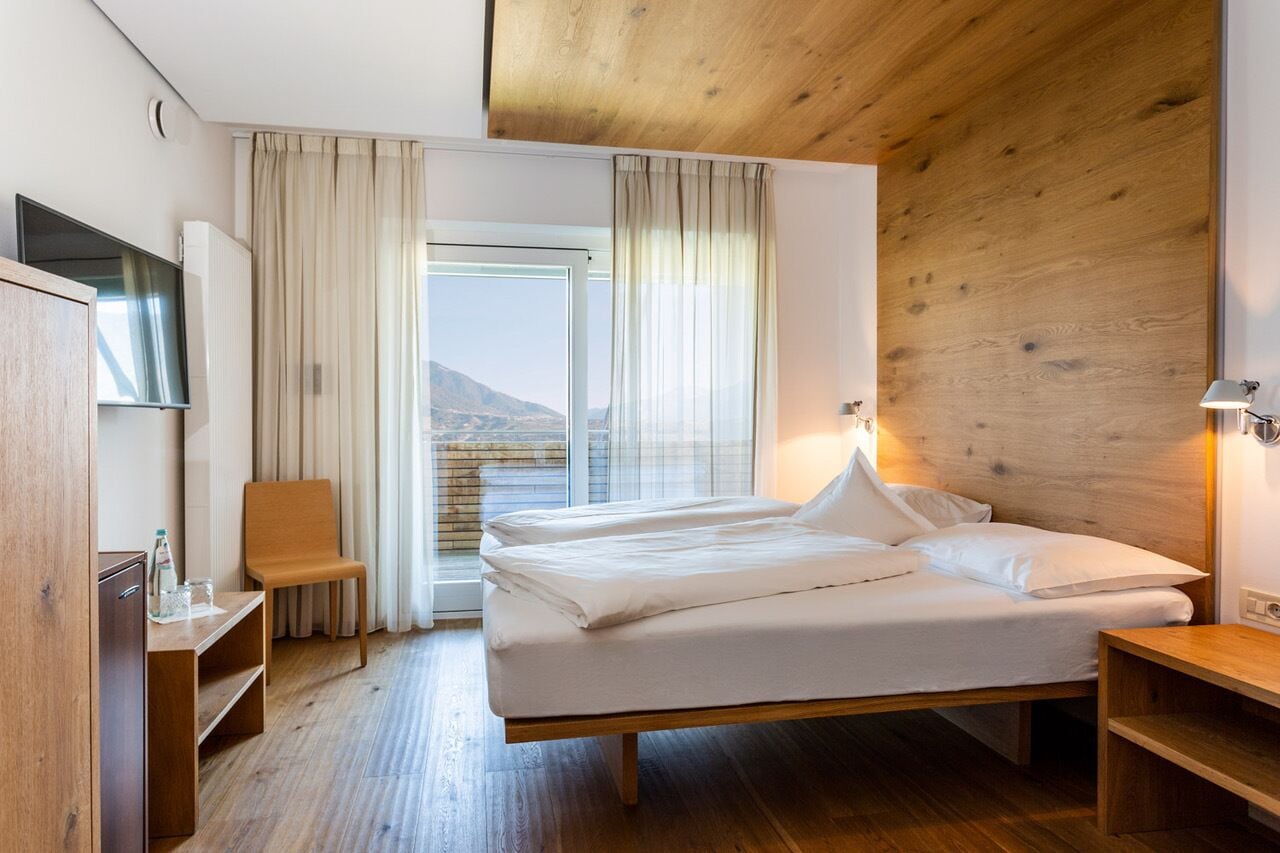 Kahden hengen standard-huone (Meranblick) | Allergiatestatut vuodevaatteet, minibaari, tallelokero huoneessa