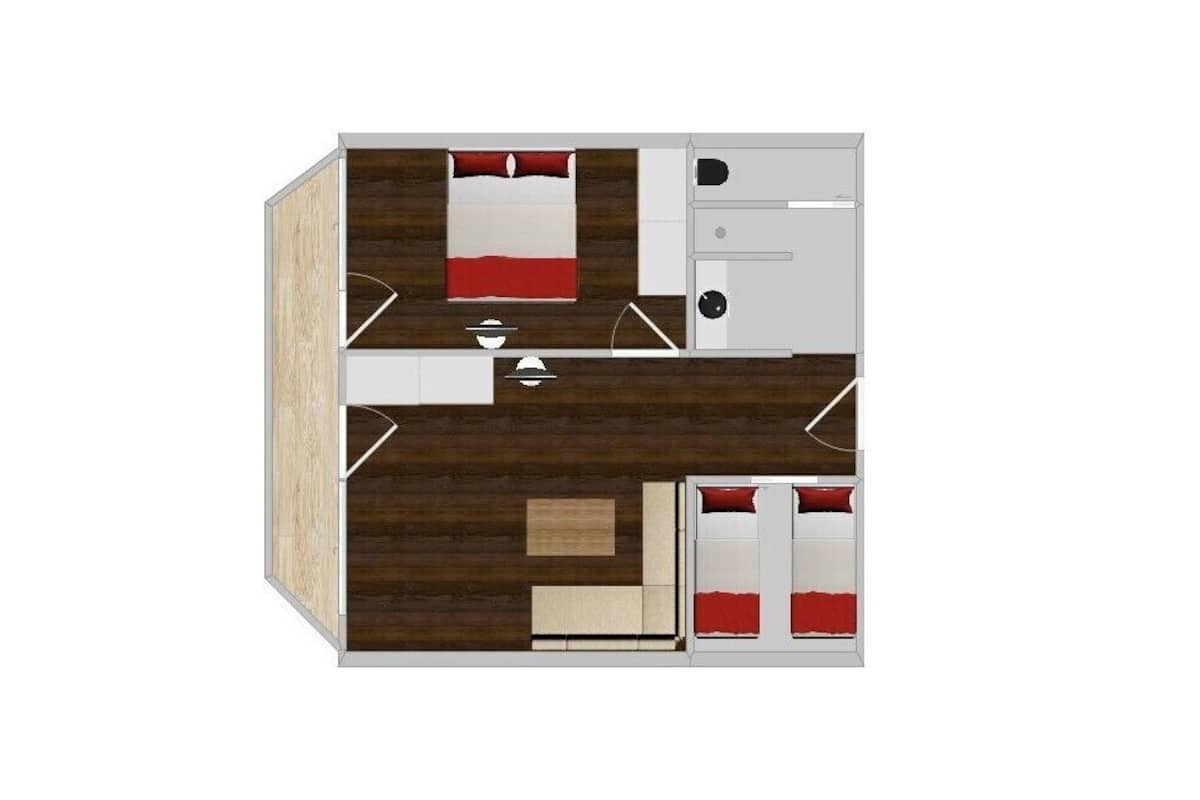Habitación de hotel de dos habitaciones con kitchenette, baño y sala de estar.