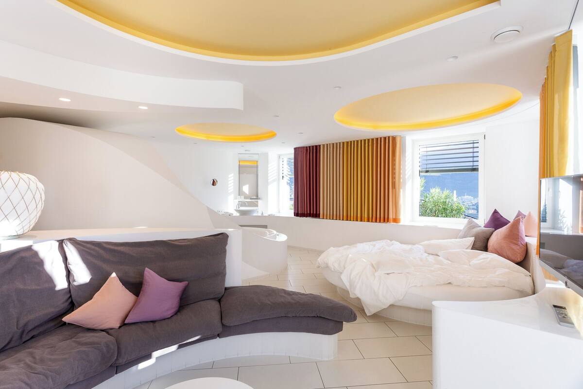 Suite superior, hidromasaje, vista a la colina (Suite Inflagranti) | Área de sala de estar | Televisión de pantalla plana, tenis de mesa y libros