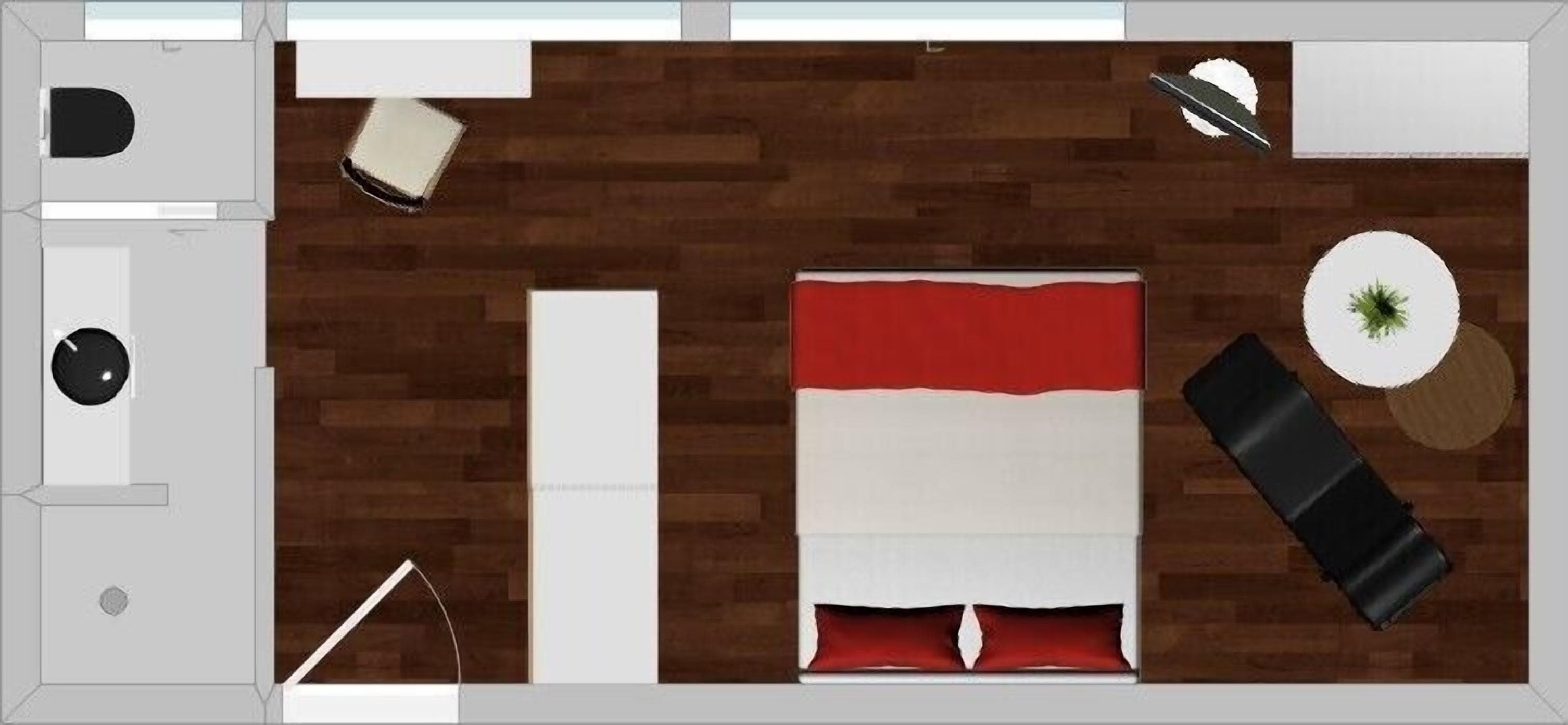 Una habitación con cama, una mesita, una silla, una lámpara y una ventana.