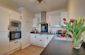 Mikroaaltouuni, uuni, astianpesukone, leivänpaahdin