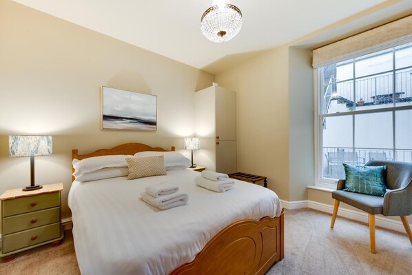 2 chambres, fer et planche à repasser, lit de bébé portatif