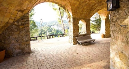Catalunya Casas: Maaseutu linna 16-18 hengelle, 30 km Barcelonasta!