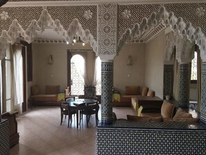 Villa | Área de sala de estar | Smart TV de 42 cm con canales vía satélite, televisión y chimenea 