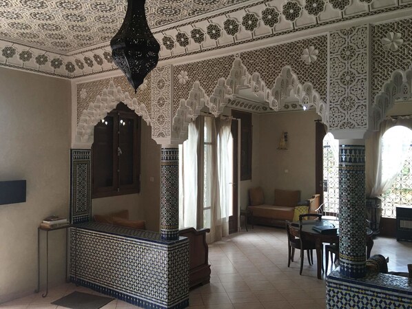 Villa | Ruang tamu | 42 cm sebuah televisyen pintar dengan satelit, TV, pendiangan