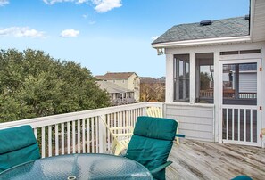 Outdoor dining - Flip Flop: Oceanside, 5-bedroom, Private Pool, Hot Tub, Pet-friendly (Corolla)