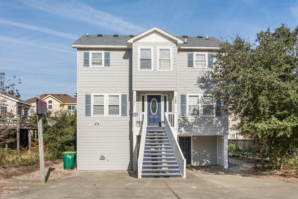 Exterior - Flip Flop: Oceanside, 5-bedroom, Private Pool, Hot Tub, Pet-friendly (Corolla)