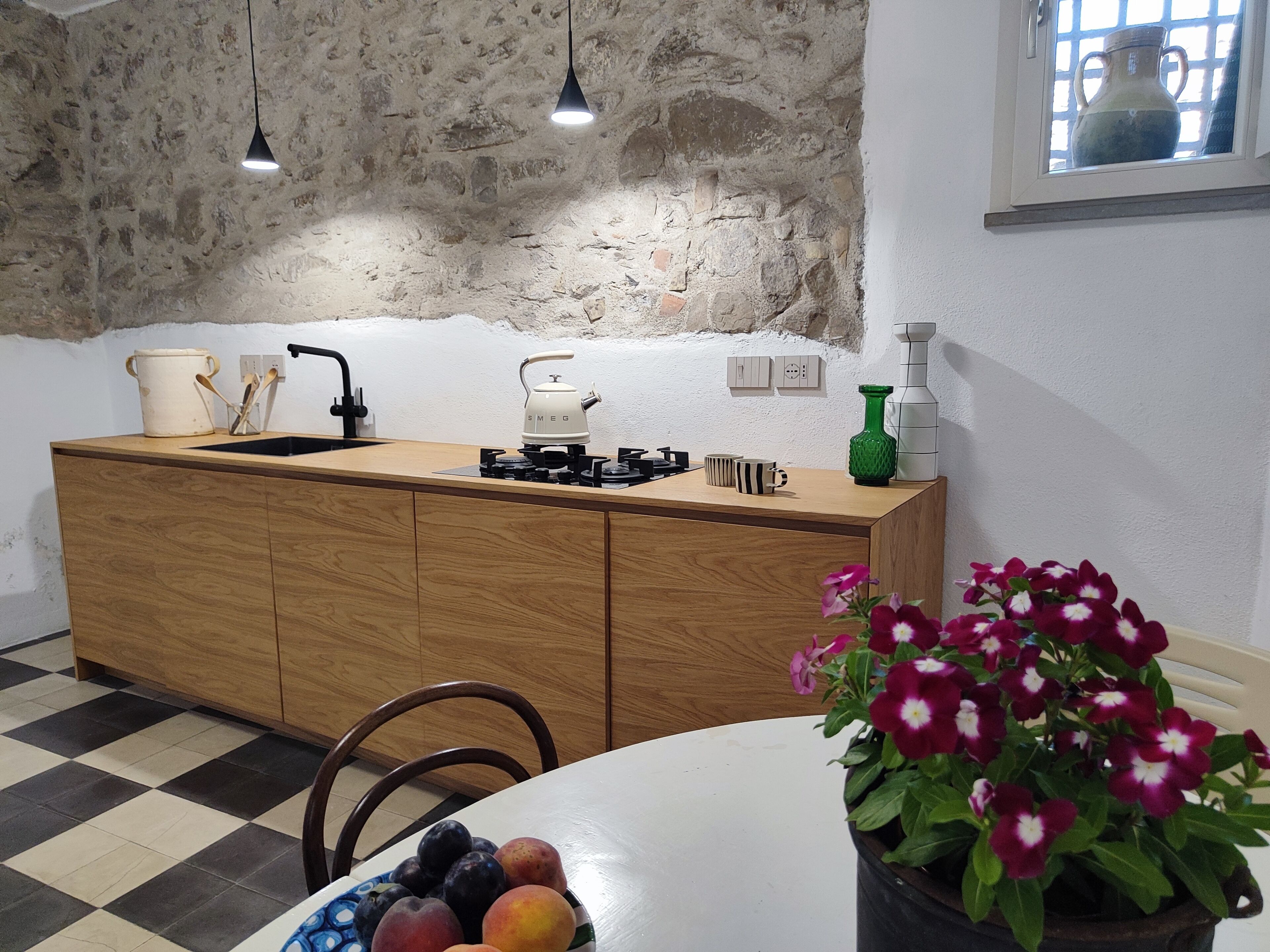 Réfrigérateur, plaque de cuisson, lave-vaisselle, cafetière/bouilloire