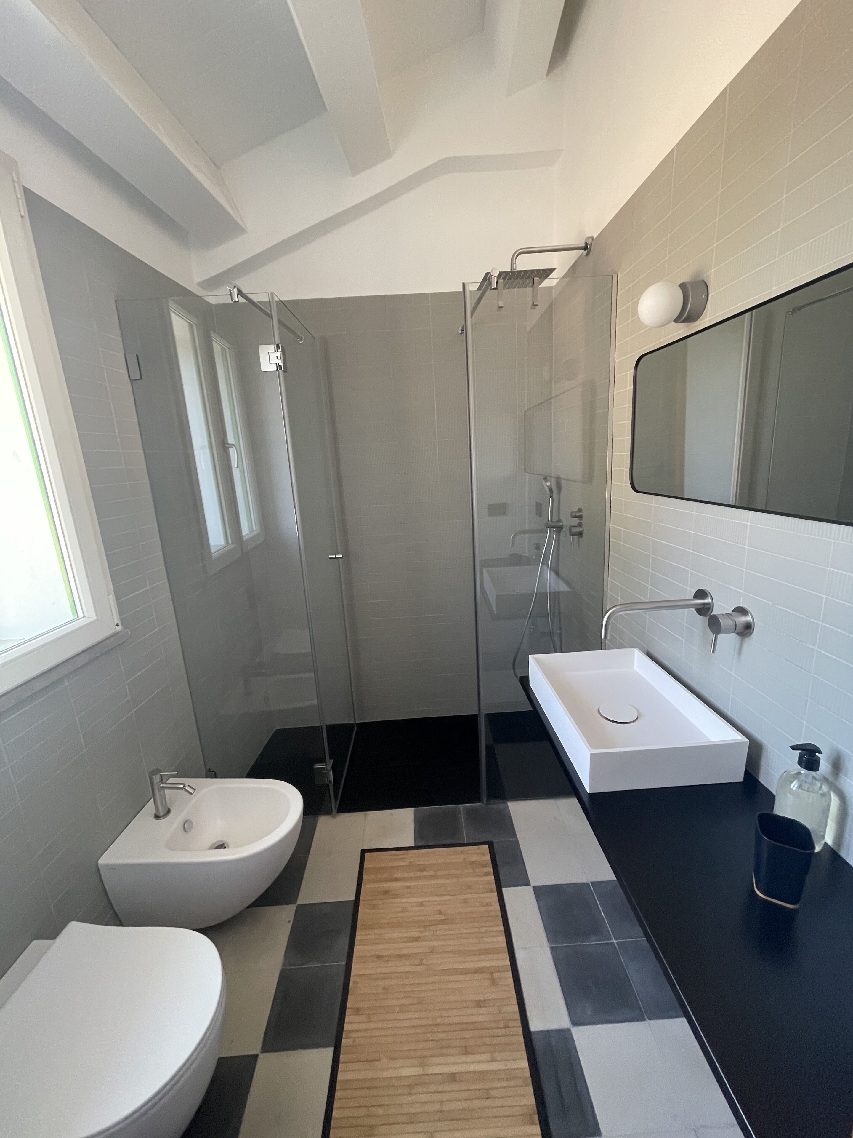 Ensemble douche/baignoire, sèche-cheveux, bidet, serviettes fournies