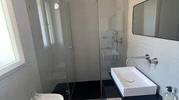 Ensemble douche/baignoire, sĂšche-cheveux, bidet, serviettes fournies