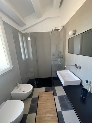 Duschwanne, Haartrockner, Bidet, Handtücher