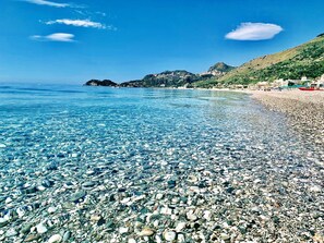 Playa en los alrededores y toallas de playa 