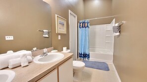 Combined shower/tub, hair dryer, towels