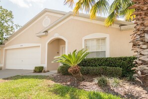 Exterior - Pool home on Hwy 27, minutes to Disney, free wifi, washer and dryer (Davenport)