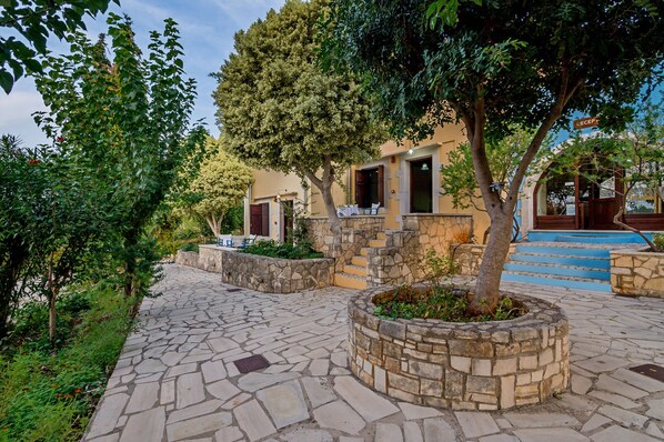 Property grounds - Heliopetra studios, small village close to beaches (Vamos)