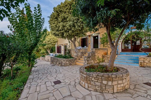Vacances petit village en Crete, studios et maisonnettes