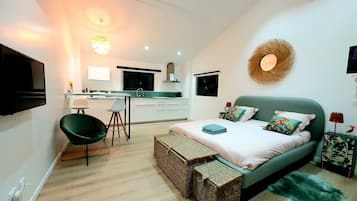 Comfort Studio Suite, 1 Queen Bed | Coffee/tea maker, electric kettle, freezer