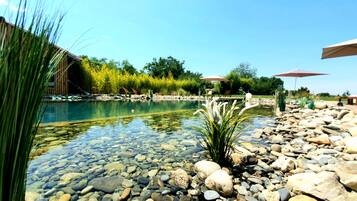 Een seizoensgebonden buitenzwembad