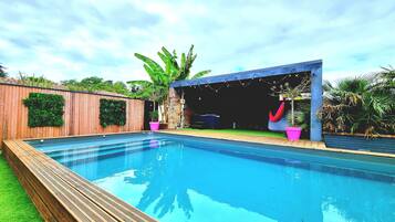 Comfort tweepersoonskamer, 1 queensize bed, privézwembad | 1 slaapkamer, luxe beddengoed, een minibar, verduisterende gordijnen