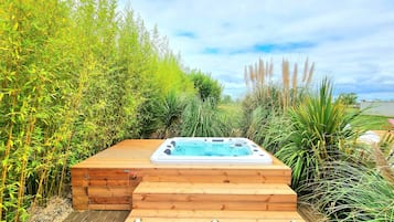 Suite Panoramique, 1 chambre, accès piscine, vue piscine (jacuzzi privatif) | 1 chambre, literie de qualité supérieure, minibar, rideaux occultants
