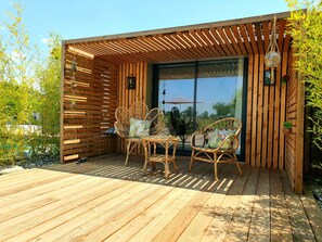 全景套房, 1 間臥室, 可使用泳池, 泳池景 (jacuzzi privatif) | 高級寢具、迷你吧、遮光窗簾/窗簾、隔音