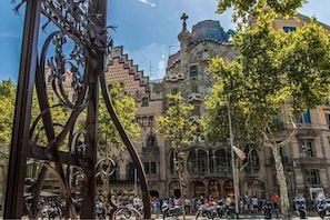 A historic building with ornate ironwork and a crowd of people in front. - Iconic Casa Batlló View Flat Paseo de Gracia A (Barcelona)
