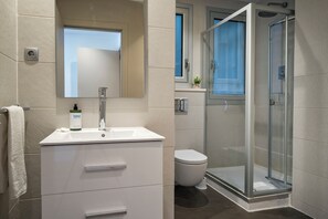 Dusche, Haartrockner, Handtücher