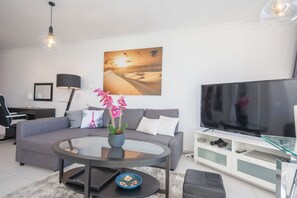 Smart-TV, bøker og stereoanlegg