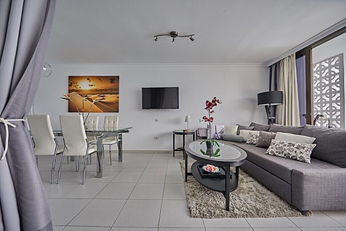 Smart-tv, böcker och en stereo