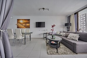 Smart-TV, bøker og stereoanlegg