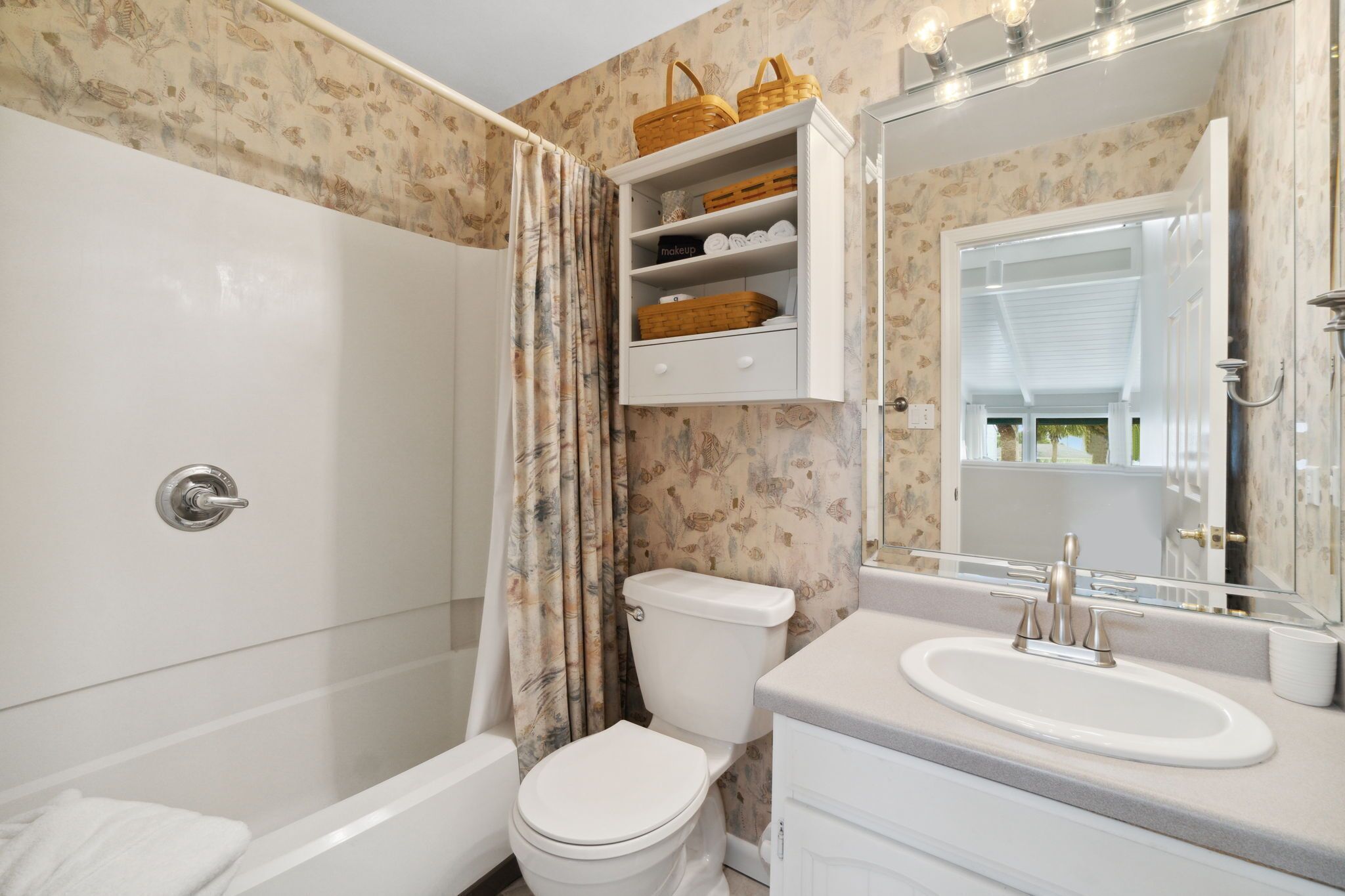 Une salle de bain avec des toilettes, une douche et un lavabo.