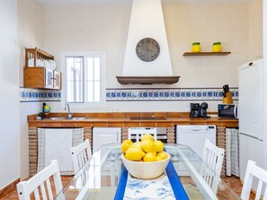 Een koelkast, een magnetron, een oven, een vaatwasser