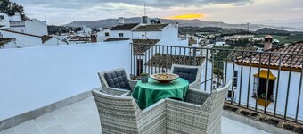 Lemon Tree Piha on ihana koti Olvera, Cadiz Andalucia, Espanja.