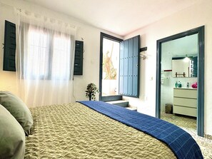 2 bedrooms, iron/ironing board, Internet, bed sheets