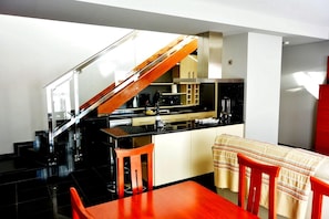 Frigorífico, microondas, horno y placa de cocina
