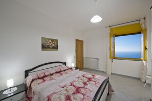 5 chambres, fer et planche à repasser, Wi-Fi, draps fournis
