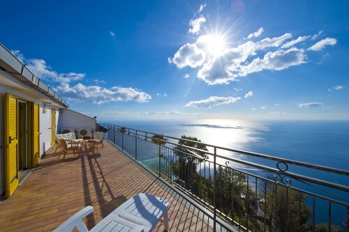 Wonderful Property with Beautiful Sea View Terraces and Jacuzzi