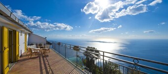 Meravigliosa Proprietà con Stupende Terrazze Vista Mare e Vasca Idromassaggio