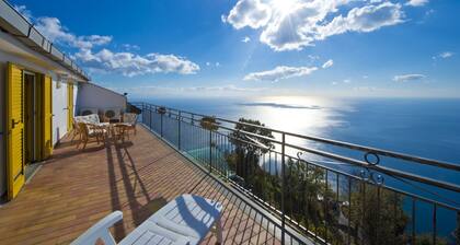 Wonderful Property with Beautiful Sea View Terraces and Jacuzzi