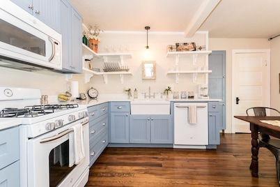 Heiser Haus I Terrific for 2 Couples | 3.5 Blocks to Main St.