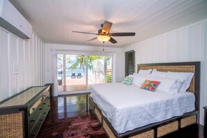 4 bedrooms, blackout drapes, iron/ironing board, Internet - Ultimate Beachfront home w/ Pool, Paddleboards, Private Dock (Roatan)