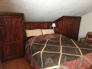 2 bedrooms, desk, WiFi, bed sheets